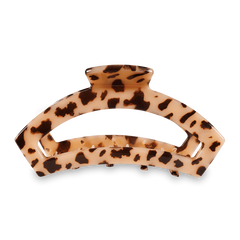 A large hair clip in the color blonde tortoise, from TELETIES.