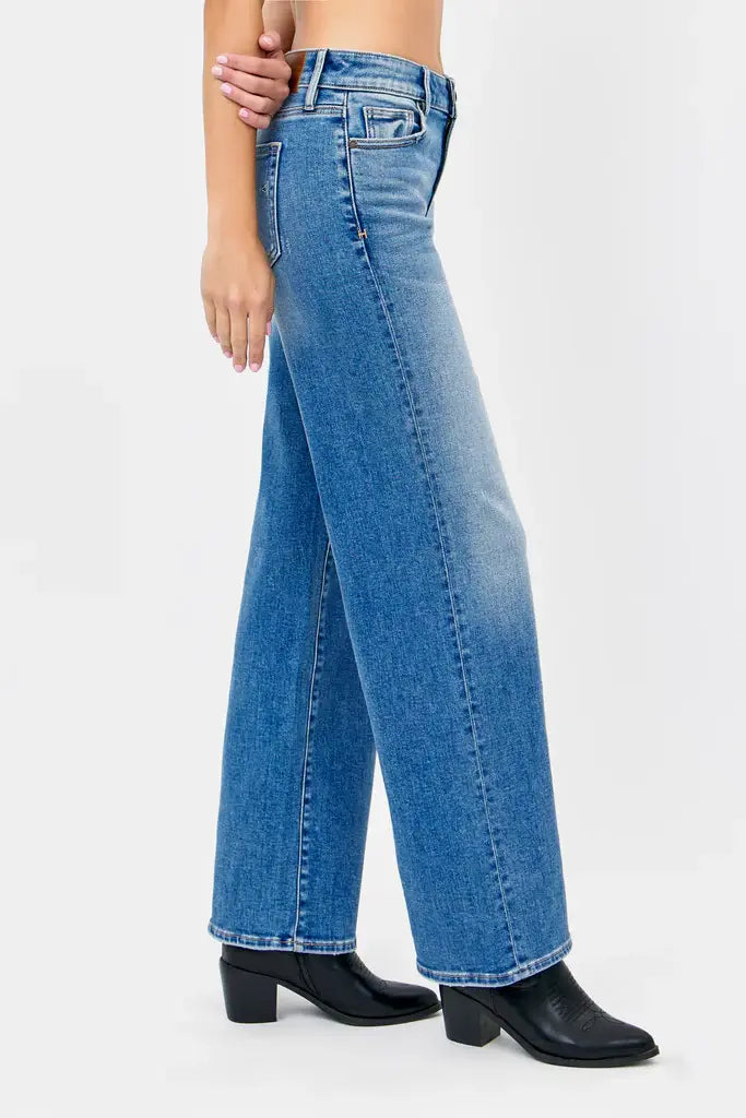 Women's blue dad jeans.