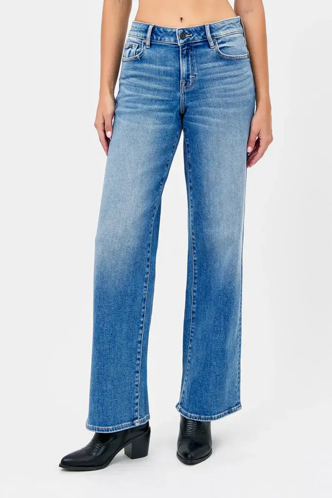 Women's blue dad jeans.