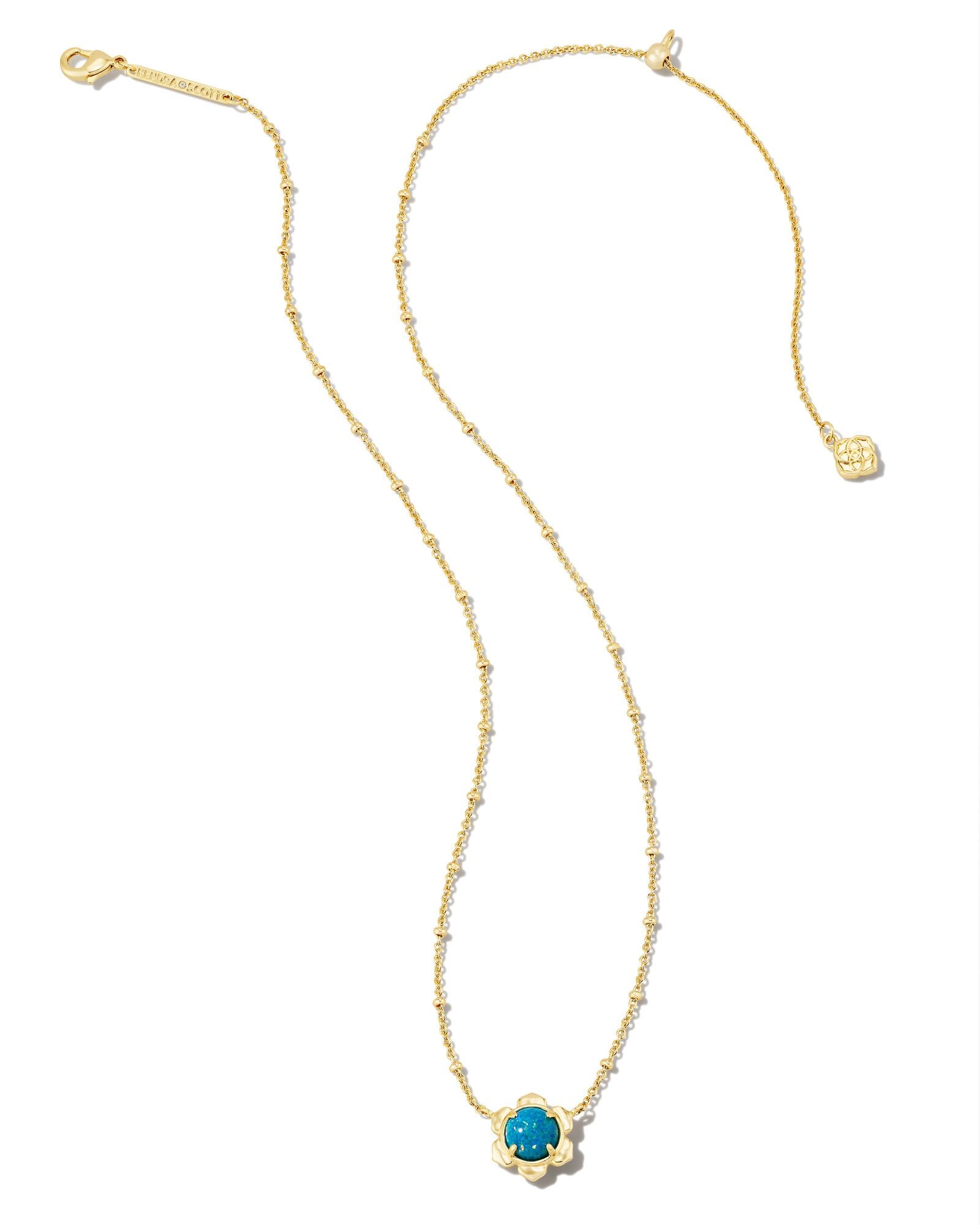 A Kendra Scott Susie Short Pendant Necklace in Gold Marine.