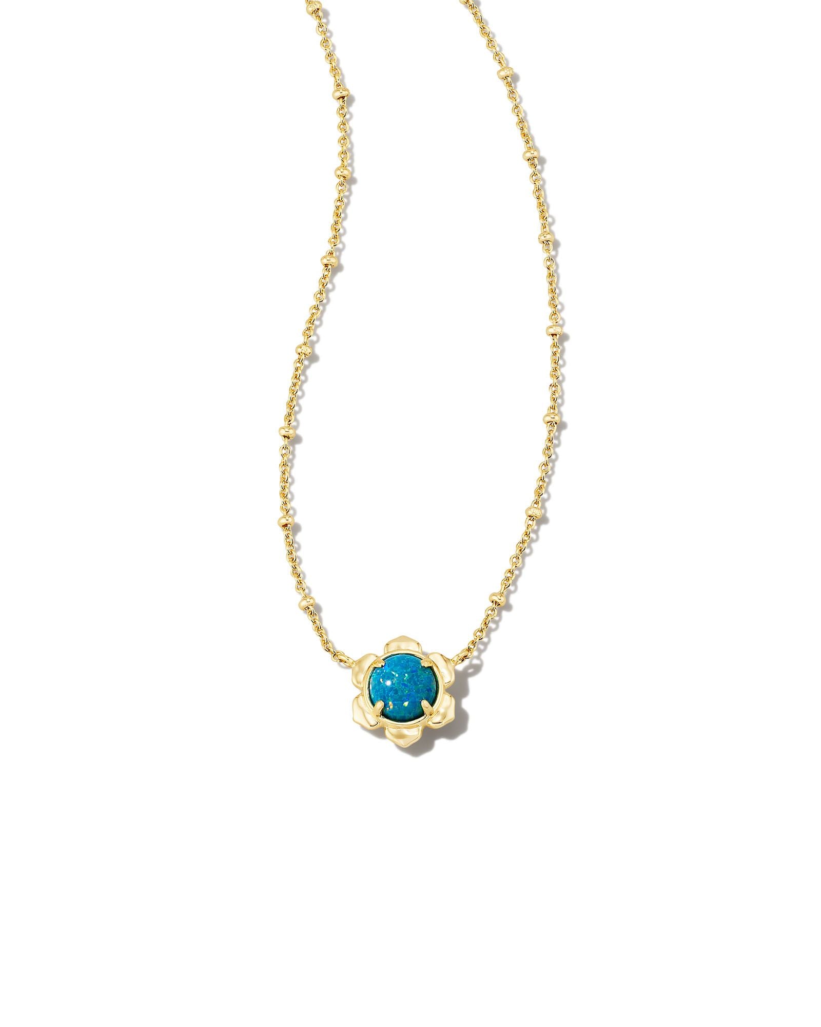 A Kendra Scott Susie Short Pendant Necklace in Gold Marine.