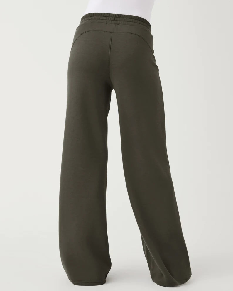 AirEssentials Wide Leg Pant