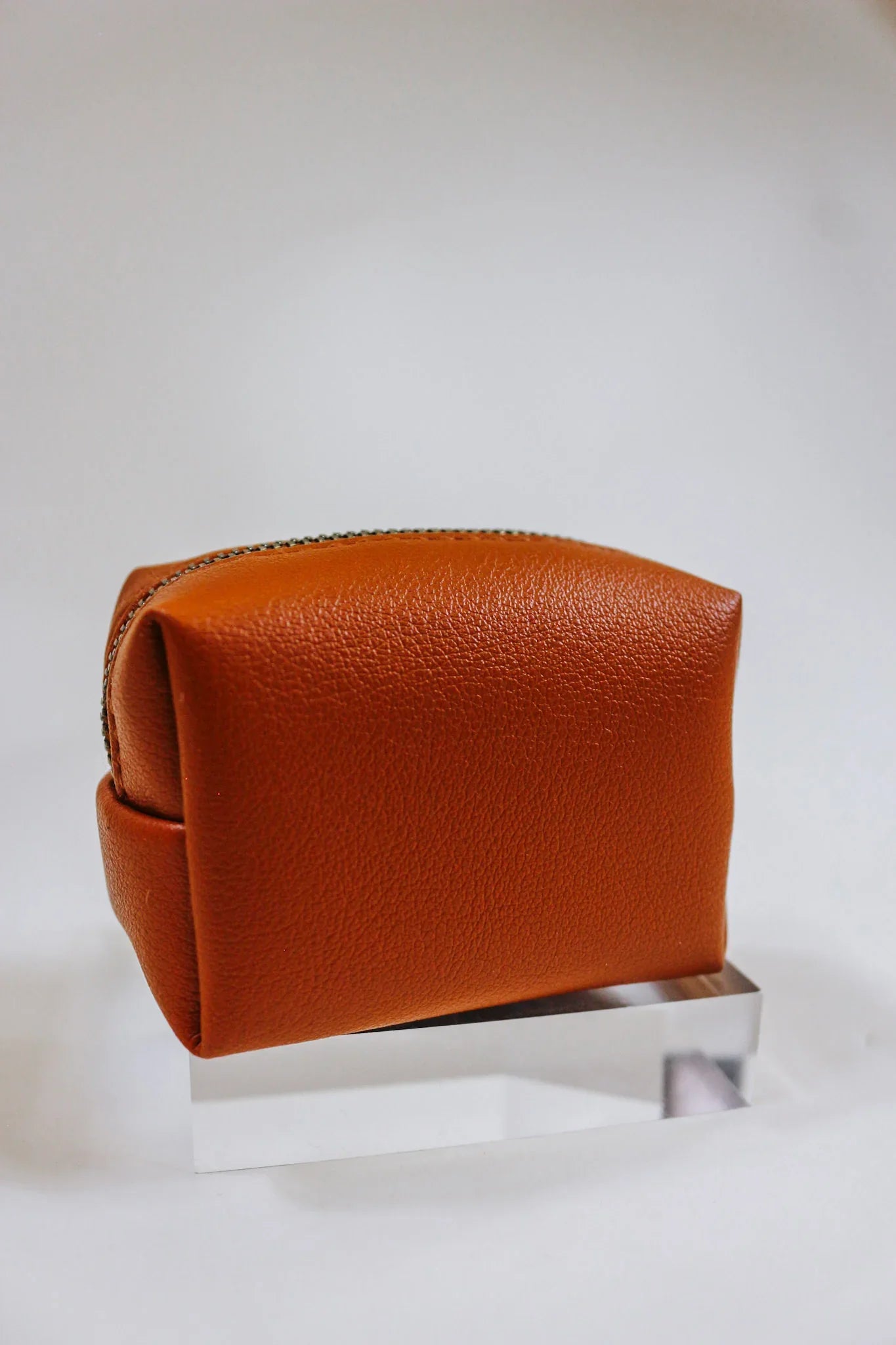 Sepia simply tech kit, a. 10 pice kit for all your tech emergencies. Carry screen cleaning clothes, wall adapters, cleaning wipes, password trackers, webcam slider covers, cables, earbud cleaners, and phone stands.