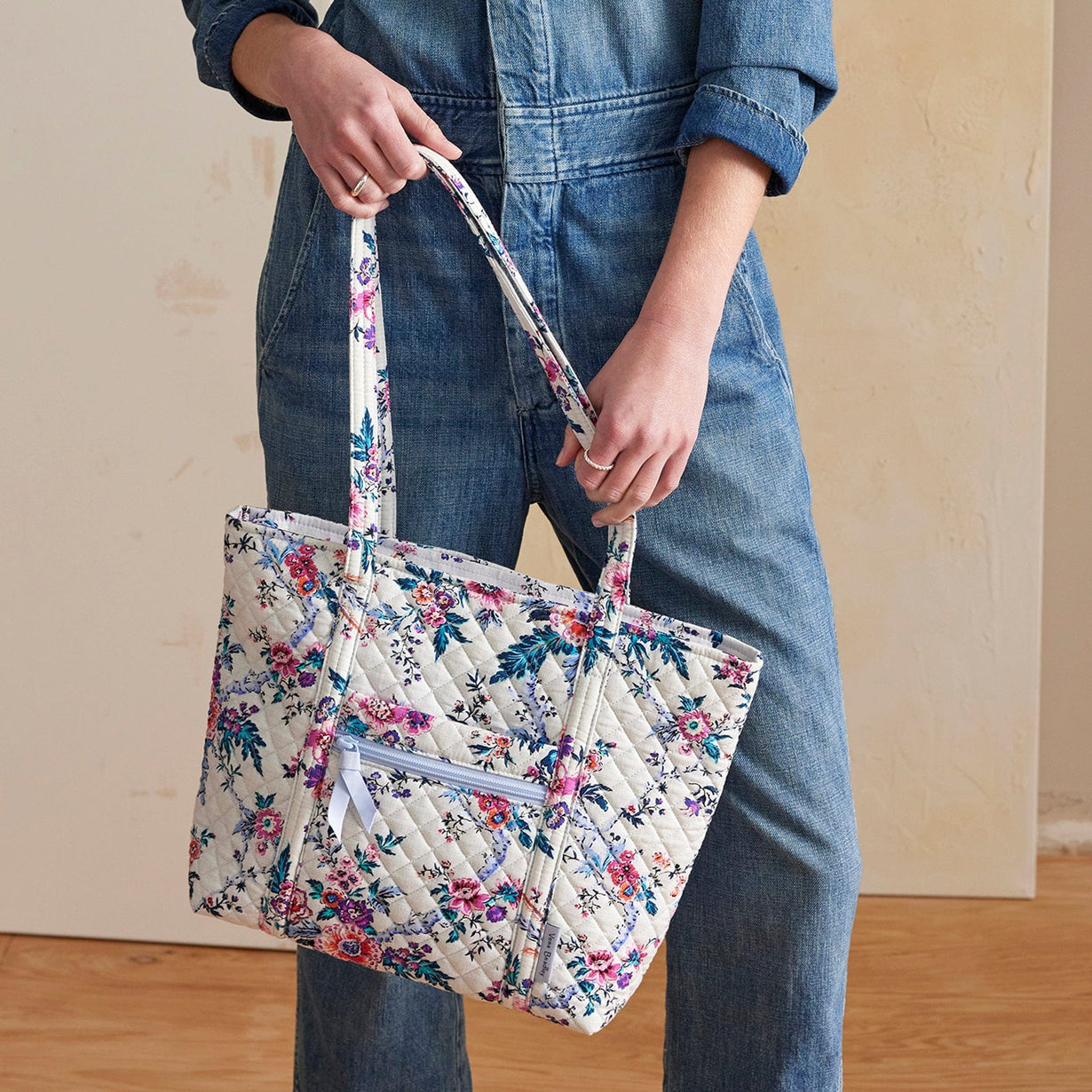 Vera Bradley Small Vera Tote Bag : Magnifique Floral - Image 4