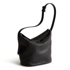 Crafted with a relaxed silhouette and spacious interior, this bag offers the perfect blend of laid-back elegance. This Astoria Shoulder bag is in the Vera New Day Pattern Moonless Night.