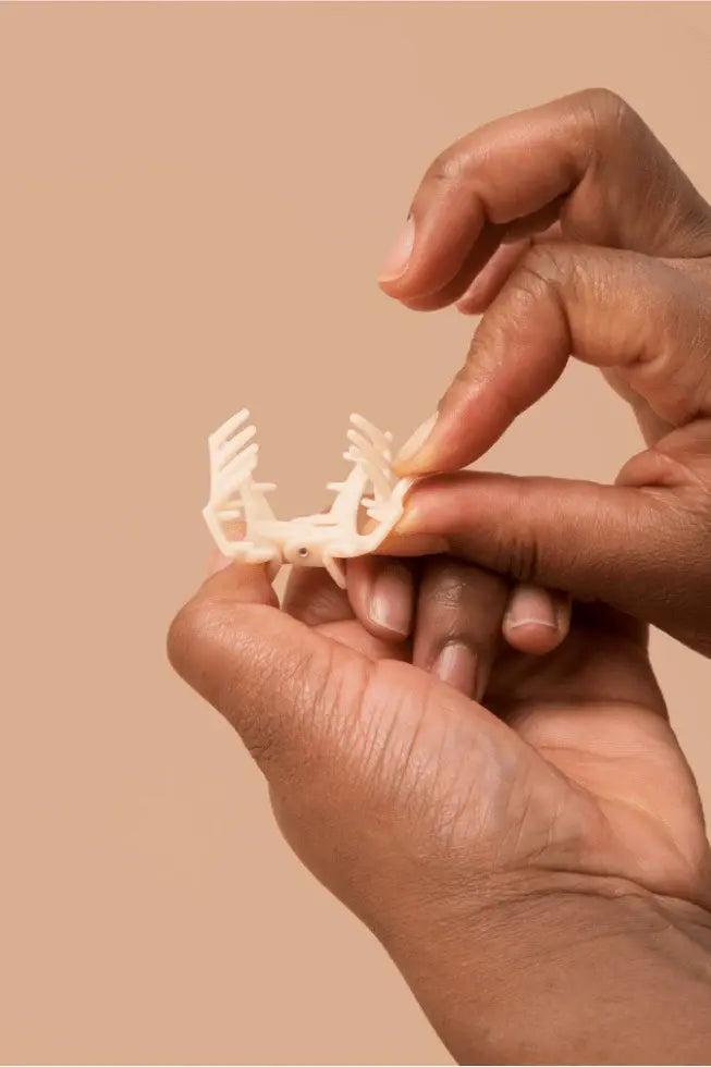 TELETIES Coral Tiny Clip Hand View