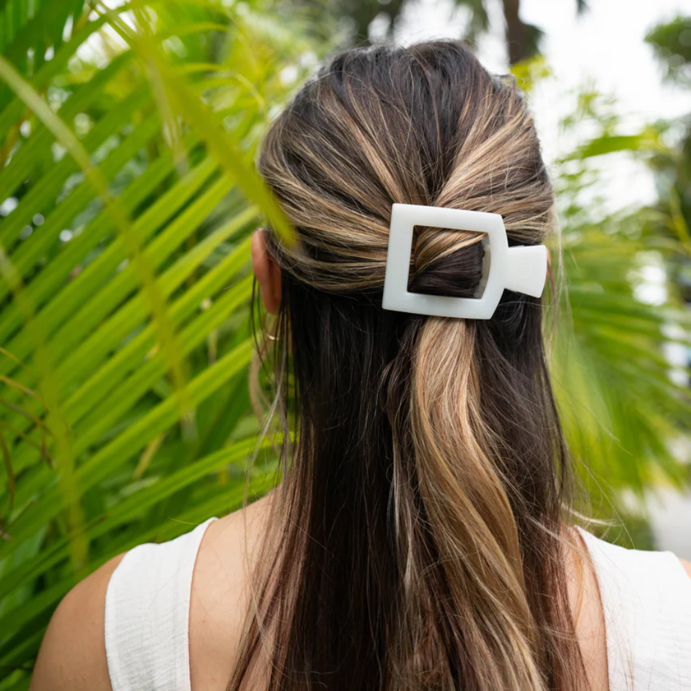 Coconut white colored flat hair clip from TELETIES in size medium.